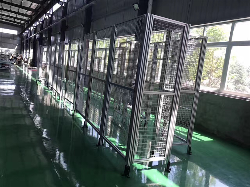 户外猫咪成人在线视频护栏